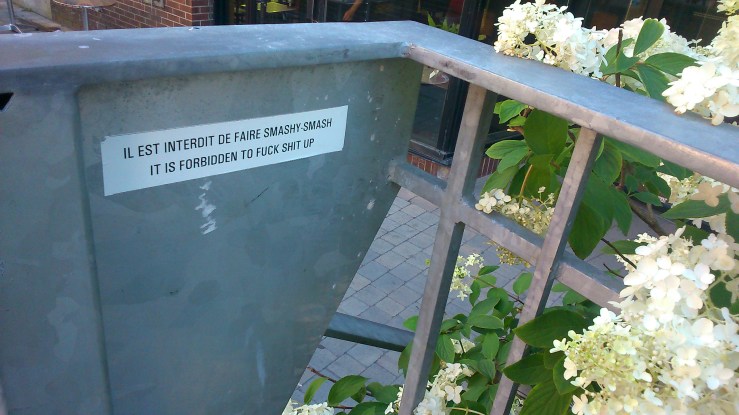 Il est interdit de faire smashy-smash. It is forbidden to fuck shit up.